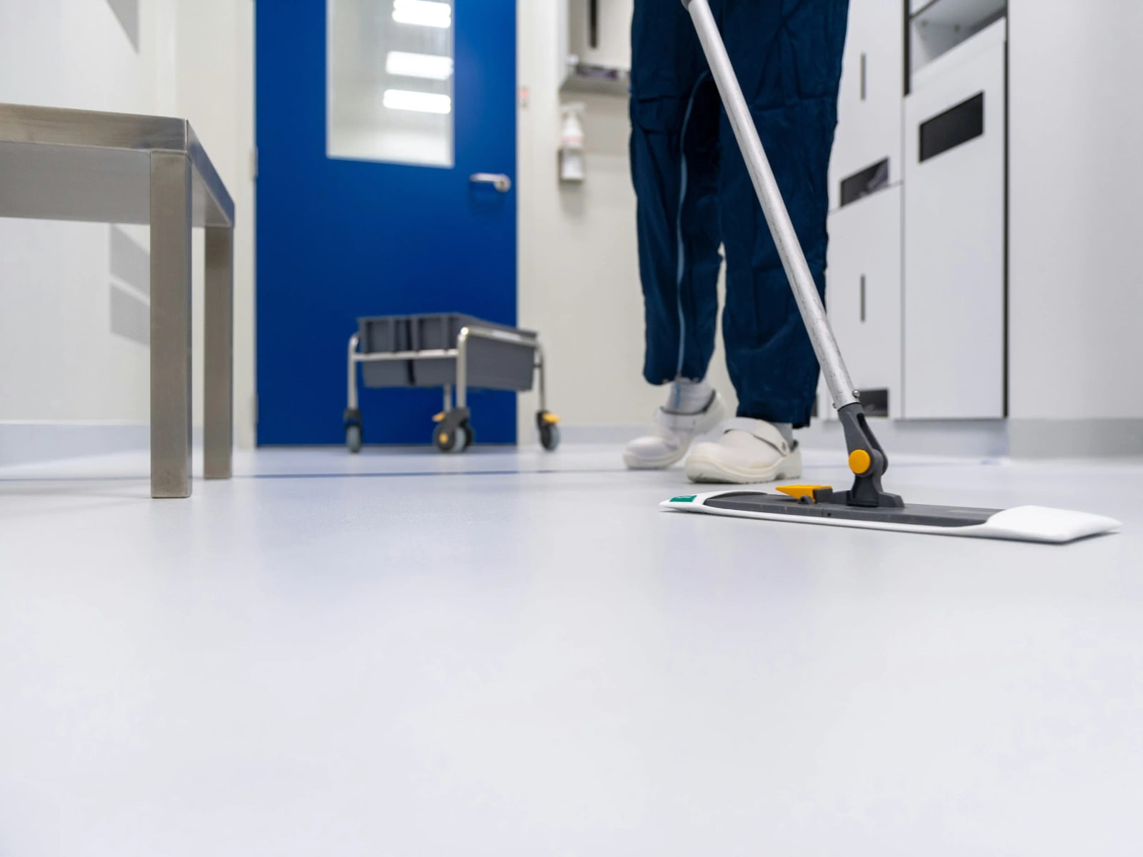 Bodenreinigung beim Vor-Ort-Termin durch Blitz24-Clean Ludwigsburg